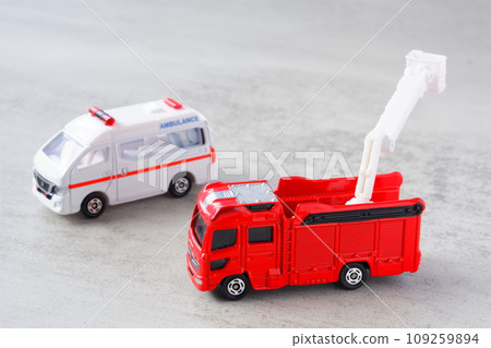 消防車（附臂架的多功能消防泵浦車）和救護車（PA合作）出動 109259894