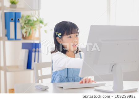 客廳裡學習的小學生』 109259982