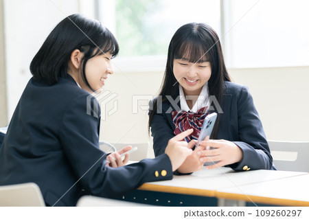 高中女生放學後在教室和朋友聊天攝影合作：有明教育藝術專門學校 109260297