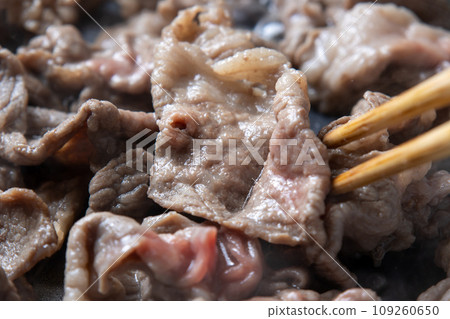 A cooking scene where beef (cut off thighs) is stir-fried in a frying pan. 109260650