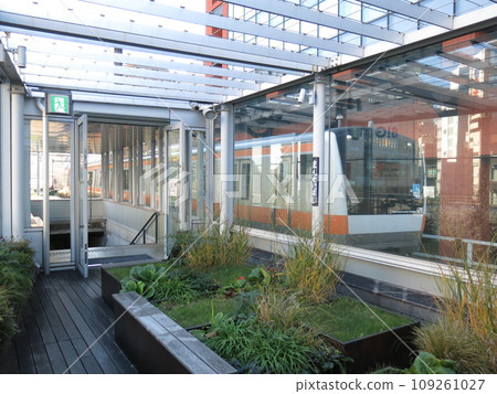 The observation deck of March ecute Kanda Manseibashi, where the JR Chuo Line rapid train passes right by 109261027