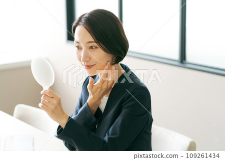 Skin care for women working in the office Skin care for women working in the office 109261434