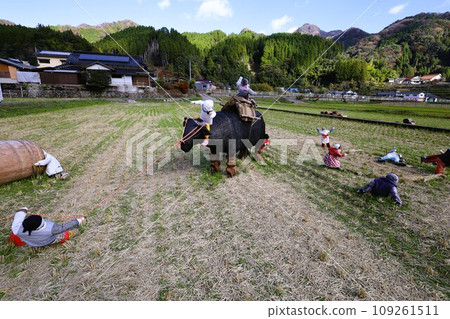 Take a walk through Kyushu, Nakatsu, Yabakei, and Sarutobi Sentsubo Gorge in November, when the sky is thick and thick, and the valley shines in the autumn sky. 109261511
