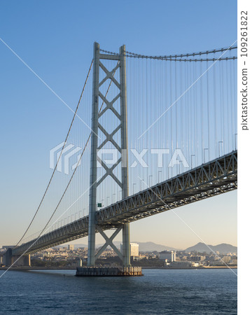 清晨的明石海峽大橋。 (垂直構圖) 清晨的明石海峽大橋。 (垂直構圖) 109261822