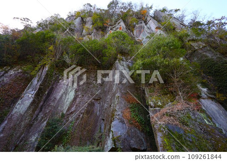 Kyushu in November, Yabakei, seen from Hitome Hakkei Observation Deck, autumn leaves of Yabakei, Yabakei Drive, 109261844