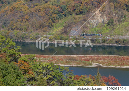 高橋川的紅葉與伯備線227系列車(岡山⇔新見) 高橋川的紅葉與伯備線227系列車(岡山⇔新見) 109261914