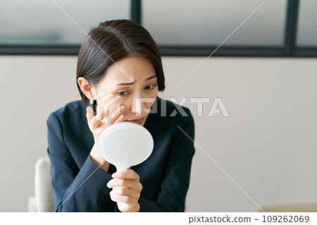 Skin care for women working in the office Skin care for women working in the office 109262069