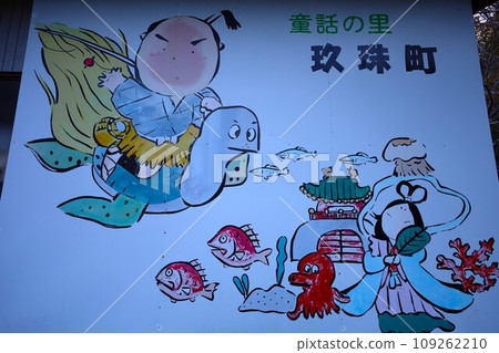 沿著縣道28號線往大分縣楠町矢馬溪行駛，發現了一座排列著紅色鳥居的山。 109262210