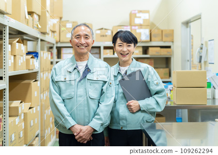 中年男女工人在倉庫打包 109262294