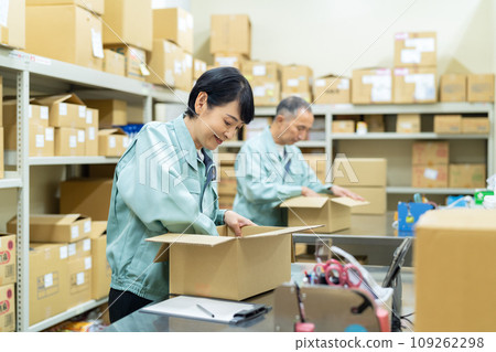 中年男女工人在倉庫打包 109262298