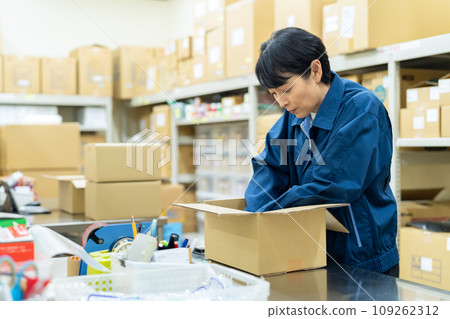 中年女工在倉庫打包 109262312