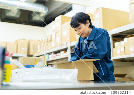 中年女工在倉庫打包 109262314
