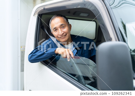 駕駛卡車的中間男性司機 109262341