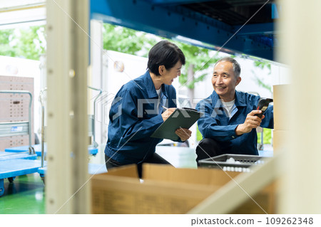 中年男女工人在倉庫檢查物品 109262348