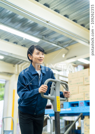 倉庫內一名中年女工用手推車搬運貨物 109262355
