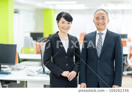 在辦公室工作的管理職位的中年男性和女性商人 109262356