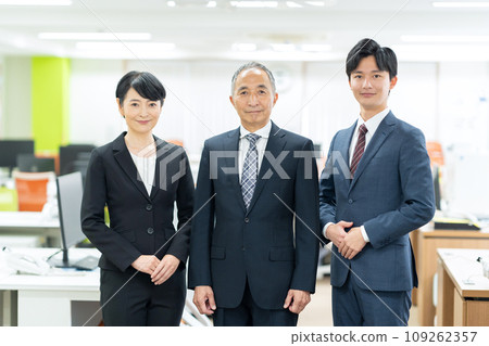 Middle-aged male and female businessmen in management positions working in the office 109262357