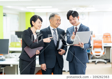 在辦公室工作的管理職位的中年男性和女性商人 在辦公室工作的管理職位的中年男性和女性商人 109262363