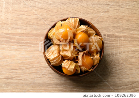 Cape gooseberry, Goldenberry or Physalis peruviana in bowl on wooden background, Table top view Cape gooseberry, Goldenberry or Physalis peruviana in bowl on wooden background, Table top view 109262396