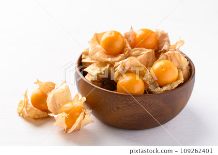 Cape gooseberry, Goldenberry or Physalis peruviana in bowl on white background 109262401