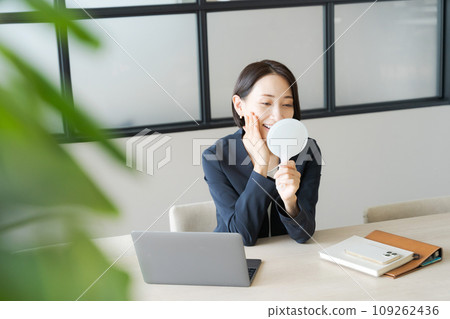 Skin care for women working in the office Skin care for women working in the office 109262436