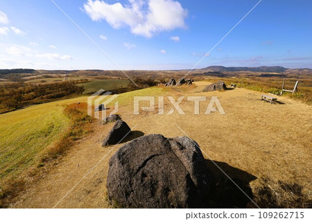 November, Autumn in Kyushu, Kumamoto Prefecture, Aso District, Minamioguni Town, Oshido Stone Hill walk, autumn sky high in the sky, Kyushu drive 109262715