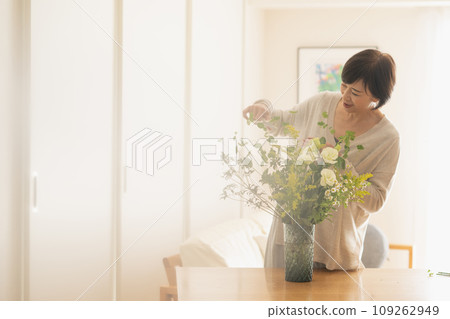 會插花、會花生活的中年女性 會插花、會花生活的中年女性 109262949