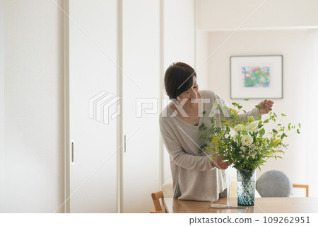 Middle-aged women who can arrange flowers and living with flowers Middle-aged women who can arrange flowers and living with flowers 109262951