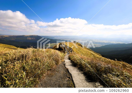 11月的九州、秋天的熊本縣、阿蘇火山口大道以及從展望台看到的天空 109262960