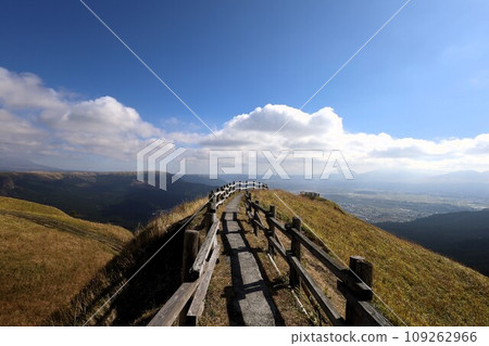 Kyushu in November, Kumamoto Prefecture in autumn, Aso Caldera Drive, and the view of the sky from the observation deck 109262966