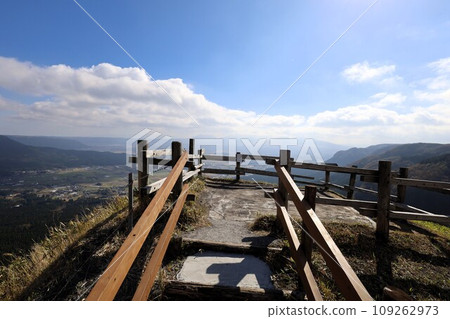 Kyushu in November, Kumamoto Prefecture in autumn, Aso Caldera Drive, and the view of the sky from the observation deck 109262973