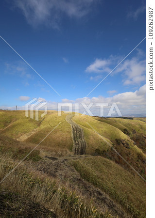 Kyushu in November, Kumamoto Prefecture in autumn, Aso Caldera Drive, and the view of the sky from the observation deck Kyushu in November, Kumamoto Prefecture in autumn, Aso Caldera Drive, and the view of the sky from the observation deck 109262987