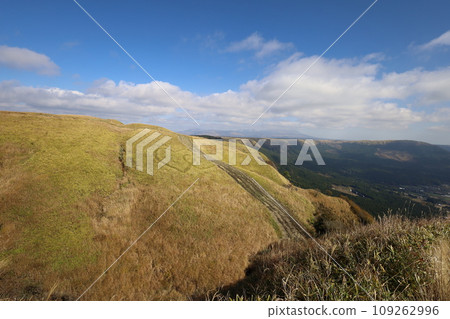 11月的九州、秋天的熊本縣、阿蘇火山口大道以及從展望台看到的天空 11月的九州、秋天的熊本縣、阿蘇火山口大道以及從展望台看到的天空 109262996