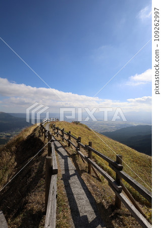 11月的九州、秋天的熊本縣、阿蘇火山口大道以及從展望台看到的天空 109262997