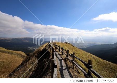 11月的九州、秋天的熊本縣、阿蘇火山口大道以及從展望台看到的天空 11月的九州、秋天的熊本縣、阿蘇火山口大道以及從展望台看到的天空 109262998