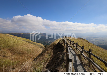 11月的九州、秋天的熊本縣、阿蘇火山口大道以及從展望台看到的天空 11月的九州、秋天的熊本縣、阿蘇火山口大道以及從展望台看到的天空 109262999