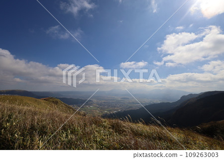 Kyushu in November, Kumamoto Prefecture in autumn, Aso Caldera Drive, and the view of the sky from the observation deck 109263003