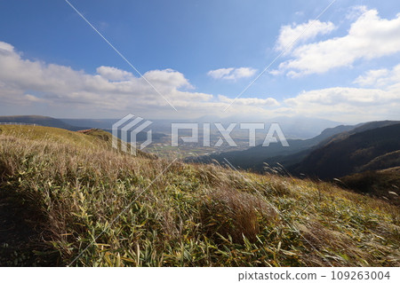 Kyushu in November, Kumamoto Prefecture in autumn, Aso Caldera Drive, and the view of the sky from the observation deck Kyushu in November, Kumamoto Prefecture in autumn, Aso Caldera Drive, and the view of the sky from the observation deck 109263004