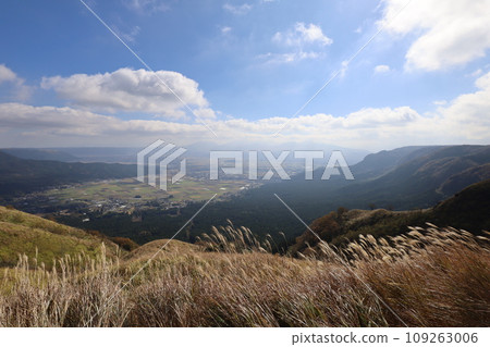 11月的九州、秋天的熊本縣、阿蘇火山口大道以及從展望台看到的天空 109263006