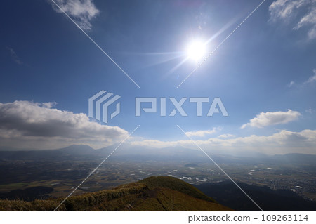 11月的九州、秋天的熊本縣、阿蘇火山口大道以及從展望台看到的天空 11月的九州、秋天的熊本縣、阿蘇火山口大道以及從展望台看到的天空 109263114