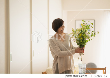 Middle-aged women who can arrange flowers and living with flowers Middle-aged women who can arrange flowers and living with flowers 109263187