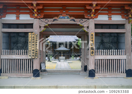 伊丹宏陽寺仁王門2號 109263388