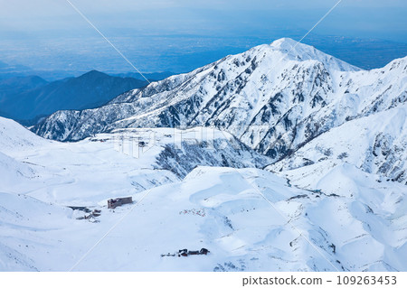 白雪皚皚的北阿爾卑斯山立山上的室堂 白雪皚皚的北阿爾卑斯山立山上的室堂 109263453