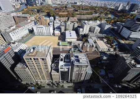 11月的大阪,秋葉的大阪城公園,秋日天空可欣賞大阪城的大阪商務公園,新飯店 11月的大阪,秋葉的大阪城公園,秋日天空可欣賞大阪城的大阪商務公園,新飯店 109264325