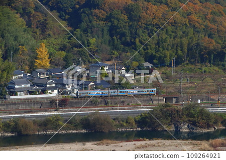高橋川的秋葉和博備線213系列列車 109264921