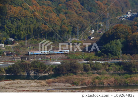 高橋川的秋葉和博備線213系列列車 109264922