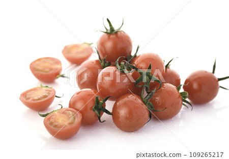Fresh and healthy ripe cherry tomatoes 109265217