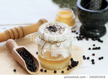 Filtering of medicinal cream from dried common juniper berries, lat. Juniperus communis 109265916