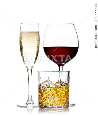 Whiskey, wine, champagne drinks 109266244