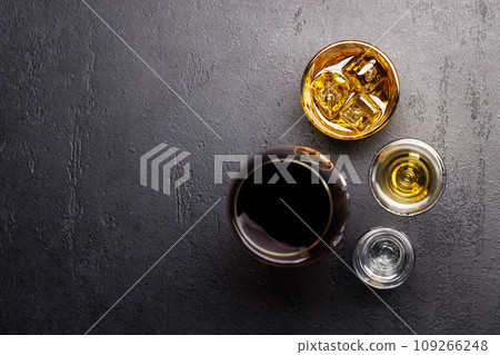 Whiskey, wine, champagne drinks 109266248